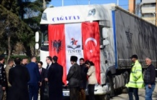 Arnavutluk'tan bir yardım tırı daha deprem bölgelerine doğru yola çıktı