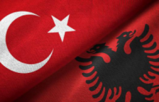 Arnavutluk Türkiye’deki depremler nedeniyle ulusal yas ilan etti