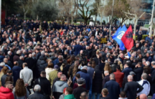 Arnavutluk’ta hükümet karşıtı protestolar sürüyor