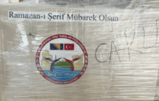 Bosna Hersek halkı, Türkiye'nin gönderdiği yardım kolilerini doldurup depremzedelere yolladı