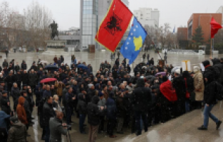 Priştine’de Sırp Belediyeler Birliği karşıtı protesto