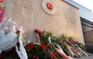 Saraybosnalılar 'asrın felaketi'nde ölenlerin anısına büyükelçiliğin önüne çiçek bıraktı