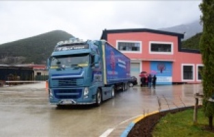 Arnavutluk'tan bir yardım tırı daha deprem bölgesine doğru yola çıktı