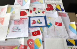 Bosna Hersekli öğrenciler, depremzede akranları için Türkçe moral mektupları yazdı