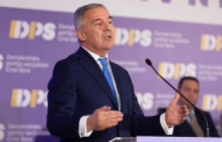 Boşnak ve Arnavutlar Djukanovic’i destekleyecek