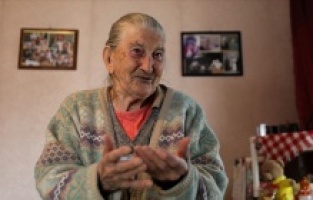 Bosnalı Milka nine, elindeki son parayı Türkiye'deki depremzedelere yolladı