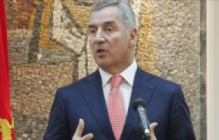 Djukanovic, pazar günü yapılacak seçimin ülkenin kaderini belirleyeceğini söyledi