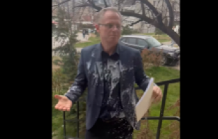 Kosova’da kaos: Başbakan Yardımcısı Bislimi saldırıya uğradı!