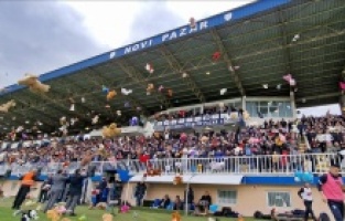 Novi Pazar-Radnicki maçında depremzede çocuklar için oyuncak toplandı