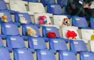 Zeljeznicar-Sloboda maçında depremzede çocuklar için oyuncak toplandı