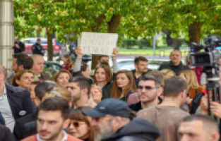 Karadağlı sanatçılar, ücretlerine söz verilen artışın yapılmaması üzerine gösteri düzenledi