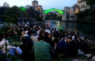 Tarihi Mostar Köprüsü'nün yakınında 1300 kişilik iftar düzenlendi