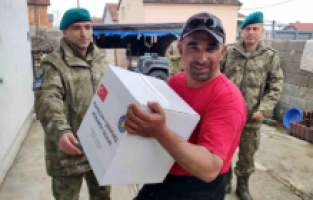 Türk askeri Kosova’da Ramazan kolisi dağıttı