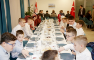 Zagreb Büyükelçisi Kıran, Hırvatistan'daki Kur'an-ı Kerim öğrencilerine iftar verdi