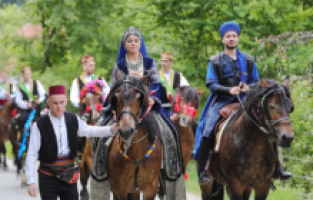 Boşnakların İslam'ı kabulünün sembol etkinliklerinden Ayvaz Dede Şenlikleri'nde büyük coşku