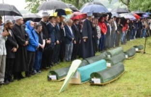 Bosna Hersek'teki savaşta öldürülen 8 Boşnak, 31 yıl sonra defnedildi