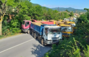 Kosova Sırbistan sınırında yol kapama eylemi