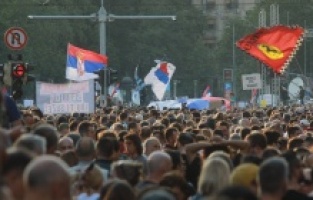 'Sırbistan şiddete karşı' sloganıyla yapılan gösterilerin bir yenisi düzenlendi