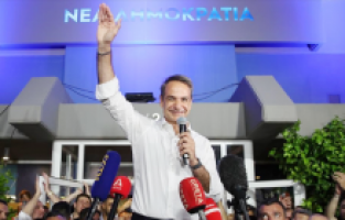 Yunanistan’da Miçotakis’in Yeni Demokrasi Partisi mecliste çoğunluğu sağladı