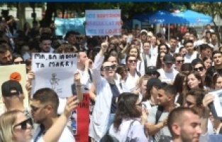 Arnavutluk’ta tıp öğrencilerinden protesto