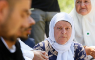 Bosna Hersek'teki savaşta kurşuna dizilen Srebrenitsalı 6 genç dualarla anıldı