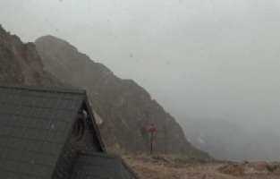 Slovenya'ya yaz ortasında kar yağdı