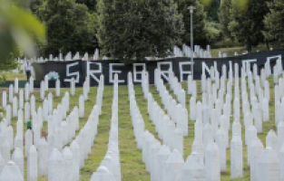 Srebrenitsa'da öldürülen yüzlerce kurbanın cesedine hala ulaşılamadı