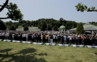 Srebrenitsa soykırımının 30 kurbanı daha toprağa verildi