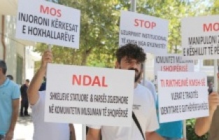 Arnavutluk’ta FETÖ protestosu