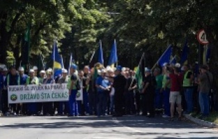 Bosna Hersekli madenciler maaşlarının ödenmediği gerekçesiyle protesto düzenledi