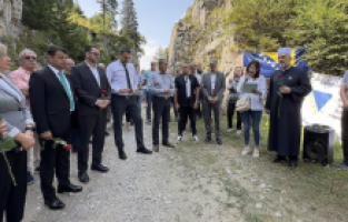 Bosna Savaşı'nda Koricanske kayalıklarında kurşuna dizilen 224 kurban törenle anıldı