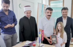 Bosna Hersek’te düzenlenen yaz okuluna katılan çocuklara diploma verildi