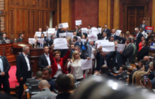Sırbistan'da Muhalefet Milletvekilleri Erken Seçim Talebiyle Meclis Oturumunu Protesto Etti