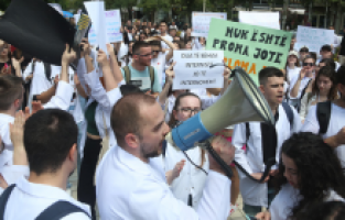 Arnavutluk’ta tıp öğrencilerinin protestosu sürüyor