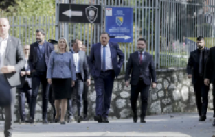 Bosnalı Sırp lider Dodik, Bosna Hersek Mahkemesinde ilk duruşmasına çıktı