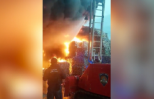 Hırvatistan’ın Osijek şehrinde plastik depolama alanında çıkan yangın sürüyor