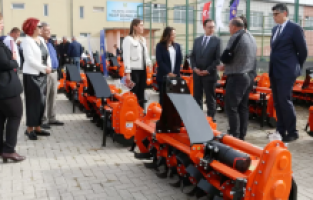 TİKA, Kosova’daki çiftçilere toprak frezesi dağıttı