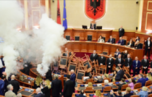 Arnavutluk parlamentosunda sis bombası atıldı