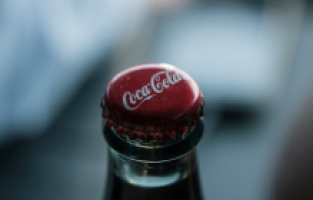 Coca Cola, Hırvatistan’da yaşanan zehirlenme vakaları nedeniyle bazı ürünlerini raftan çekiyor
