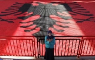 Kosovalı öğretmen origami ile yaptığı 1300 metrekarelik Arnavutluk bayrağıyla Guinness’e girmeyi hedefliyor