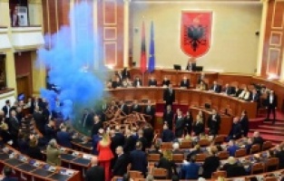 Arnavutluk Meclisi’nde bütçe görüşmeleri sırasında yine gerginlik yaşandı