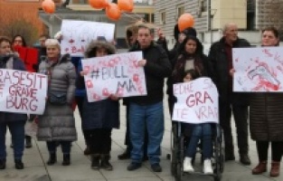 Kosova’nın başkenti Priştine’de “Kadın cinayetlerini durdurun” yürüyüşü düzenlendi