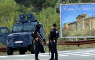 Kosova’da Sırp ve Rus sembol ve resimler içeren panolar kaldırıldı