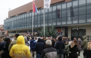 Kosovalı Sırplar, Kuzey Mitroviça Belediye Başkanı’nın görevden alınması için imza topluyor