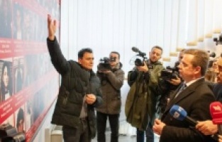 Sırp avukat Stojkovic, Kosova’da Jashari ailesinin şehitliğini ziyaret etti