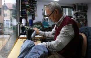 Mesleğinde 60 yılı geride bırakan Kosovalı terzi