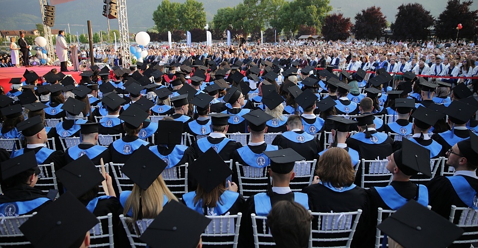 IUS'tan tarihi başarı: 400'e yakın mezun verdi!